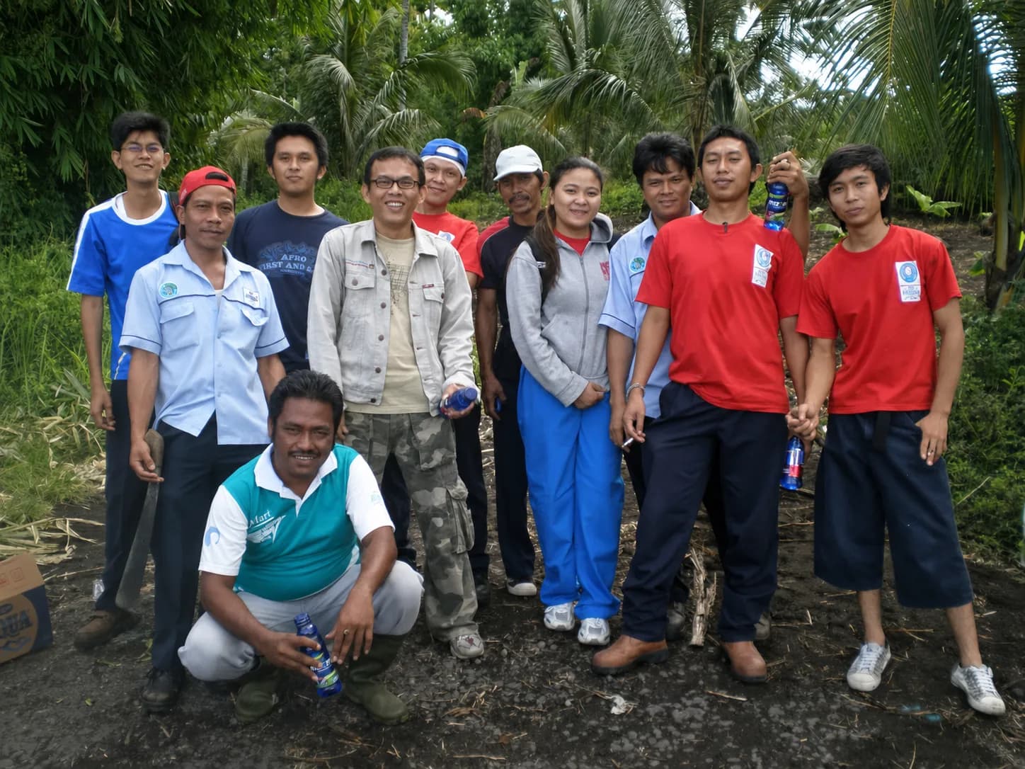 Kegiatan tanam pohon dengan relawan Aqua di batas hutan Gunung Klabat