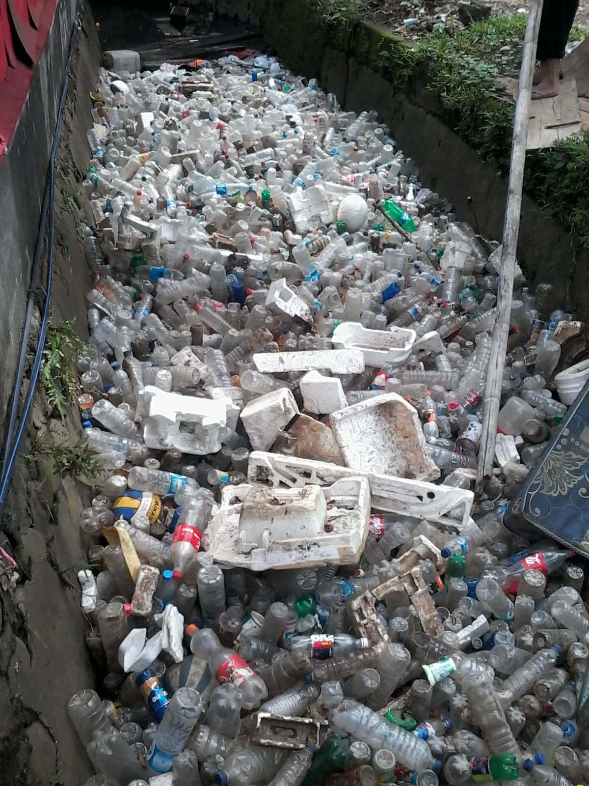Sampah di anak sungai Manado