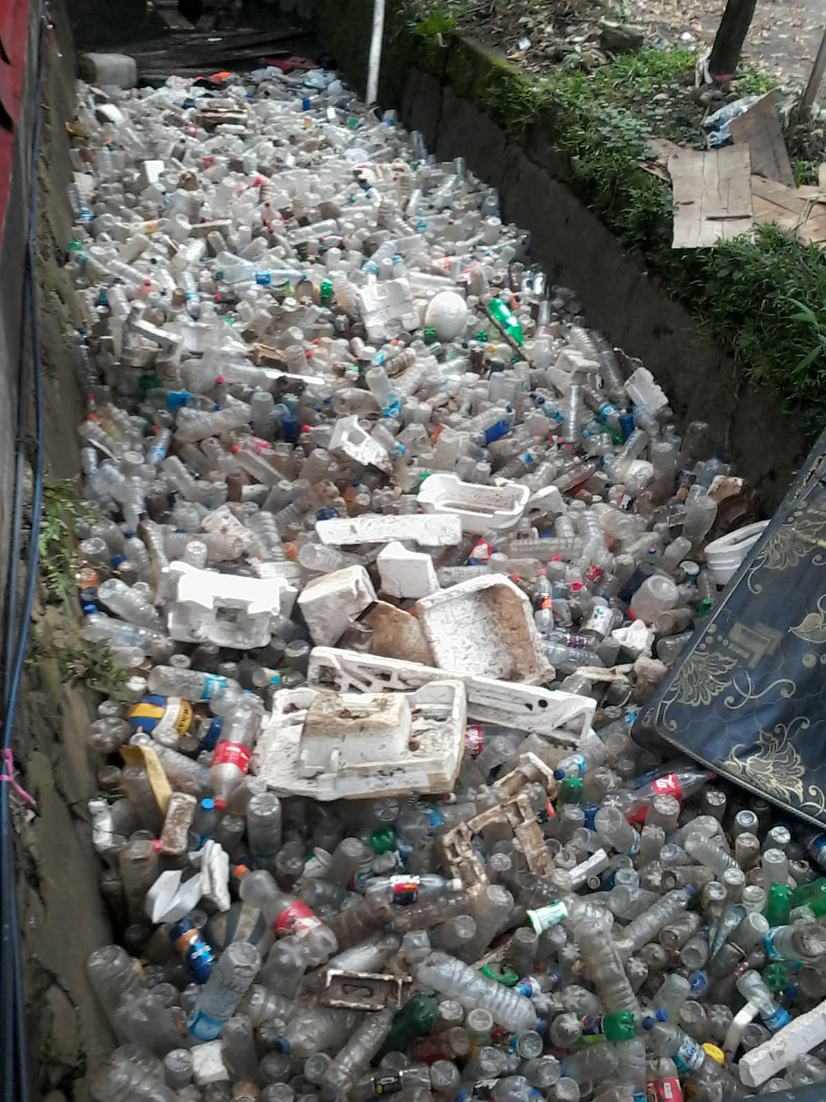 Sampah di anak sungai Manado