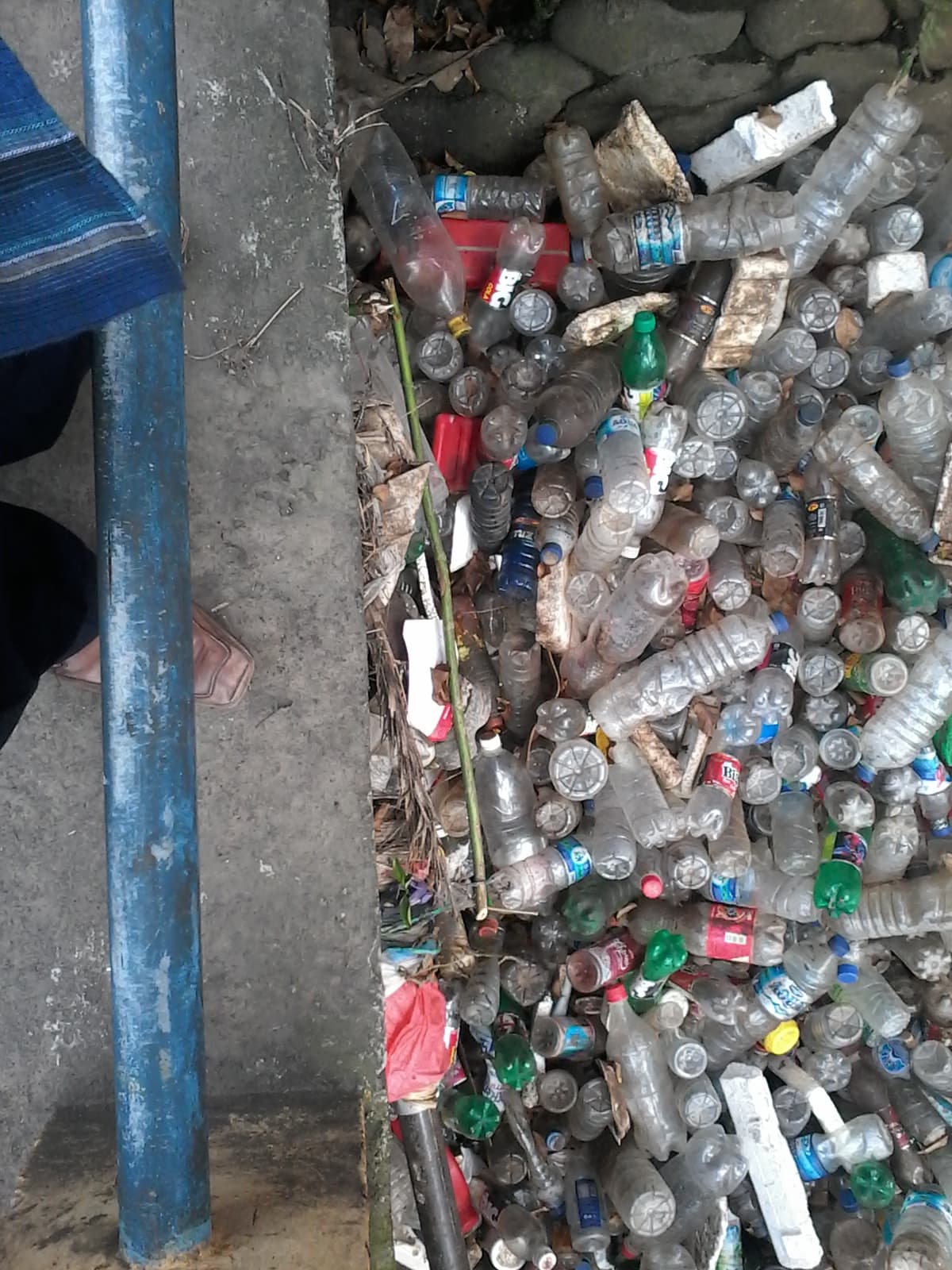 Sampah di anak sungai Manado