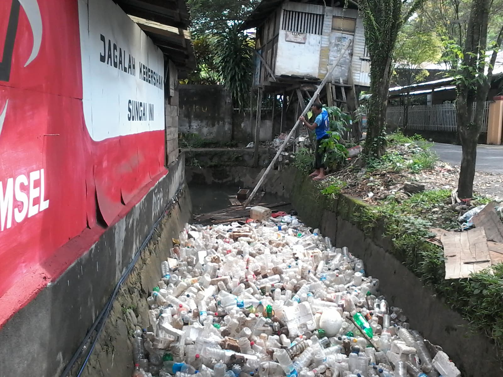 Sampah di anak sungai Manado