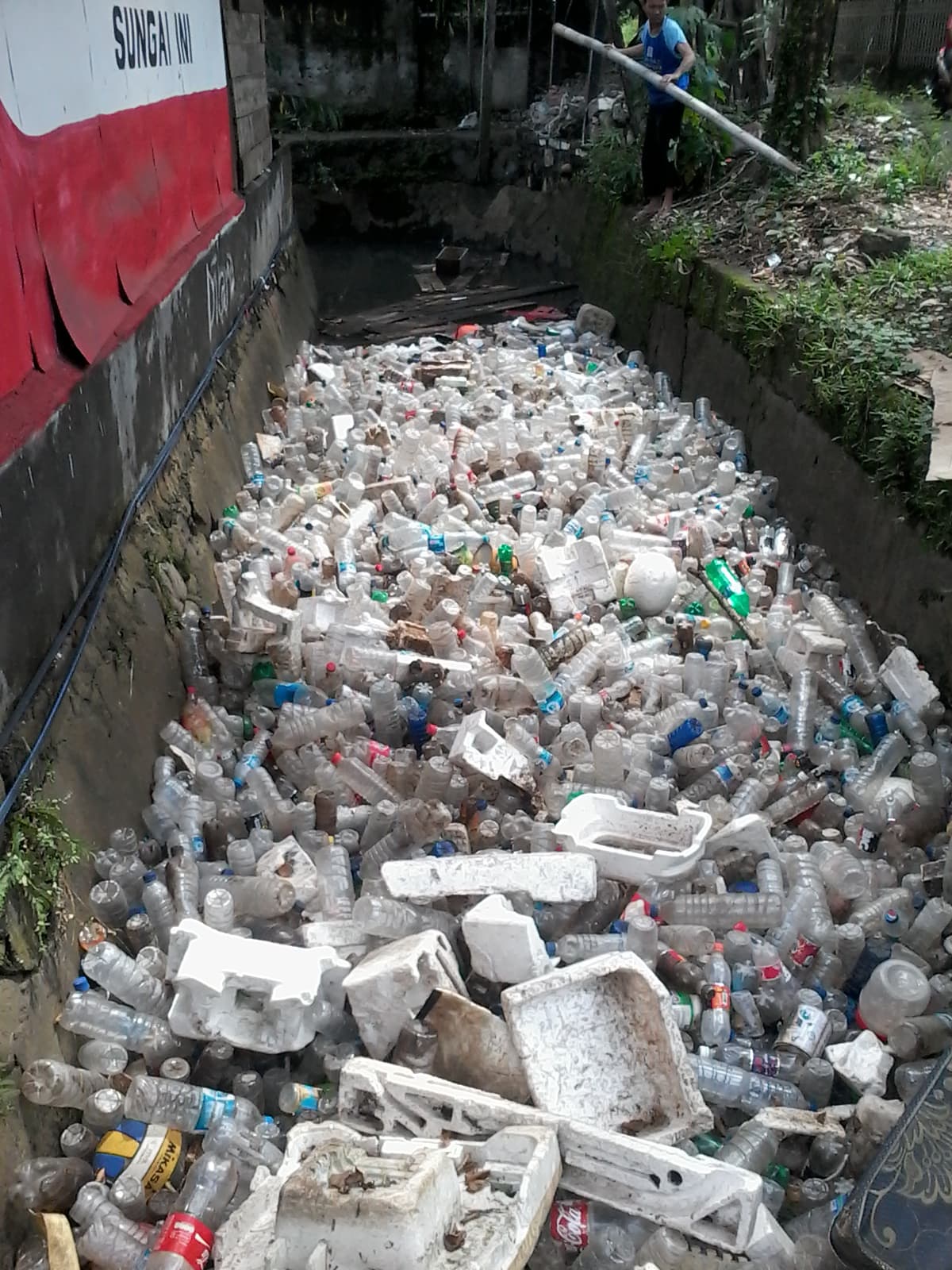 Sampah di anak sungai Manado