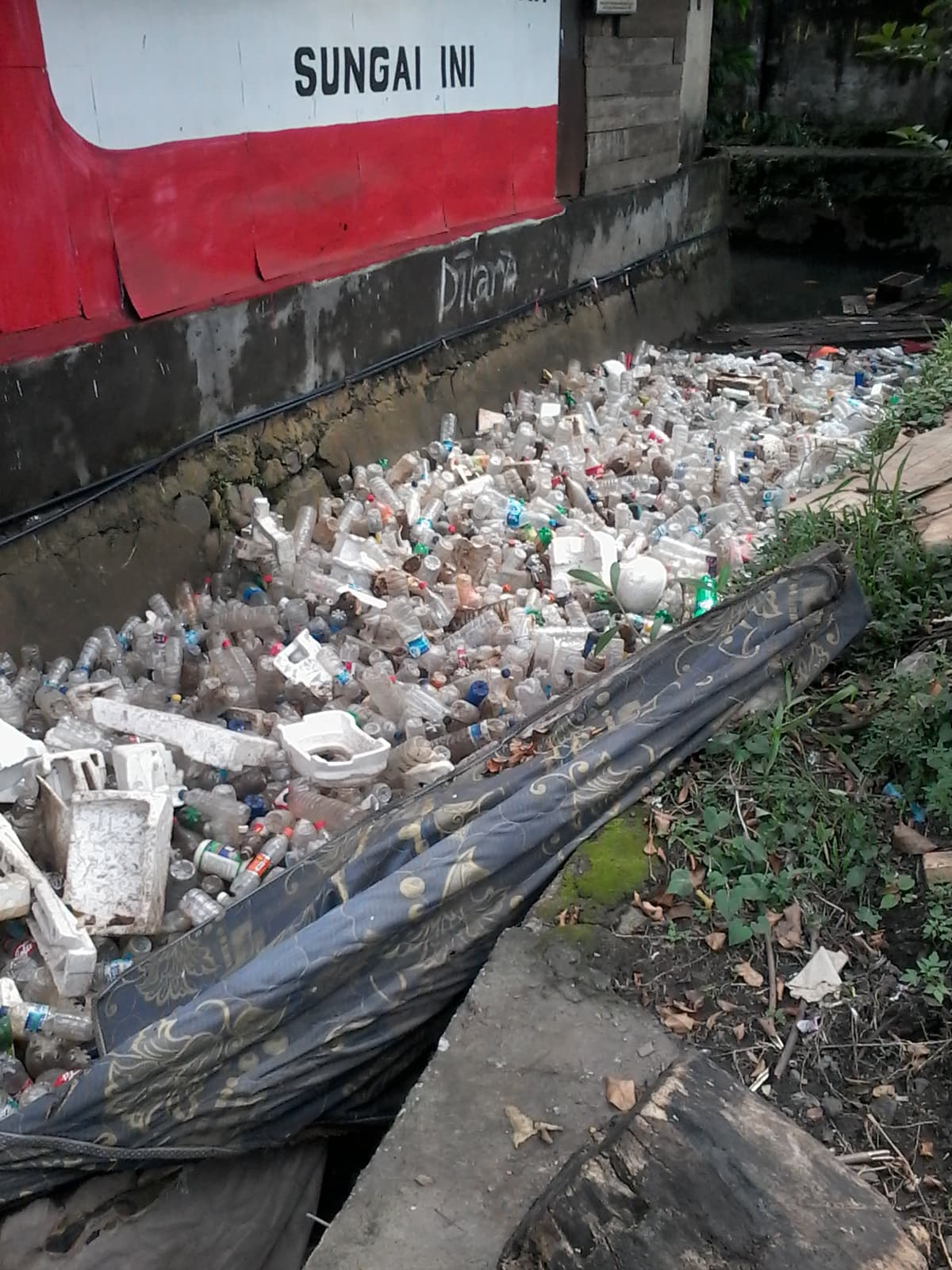Sampah di anak sungai Manado