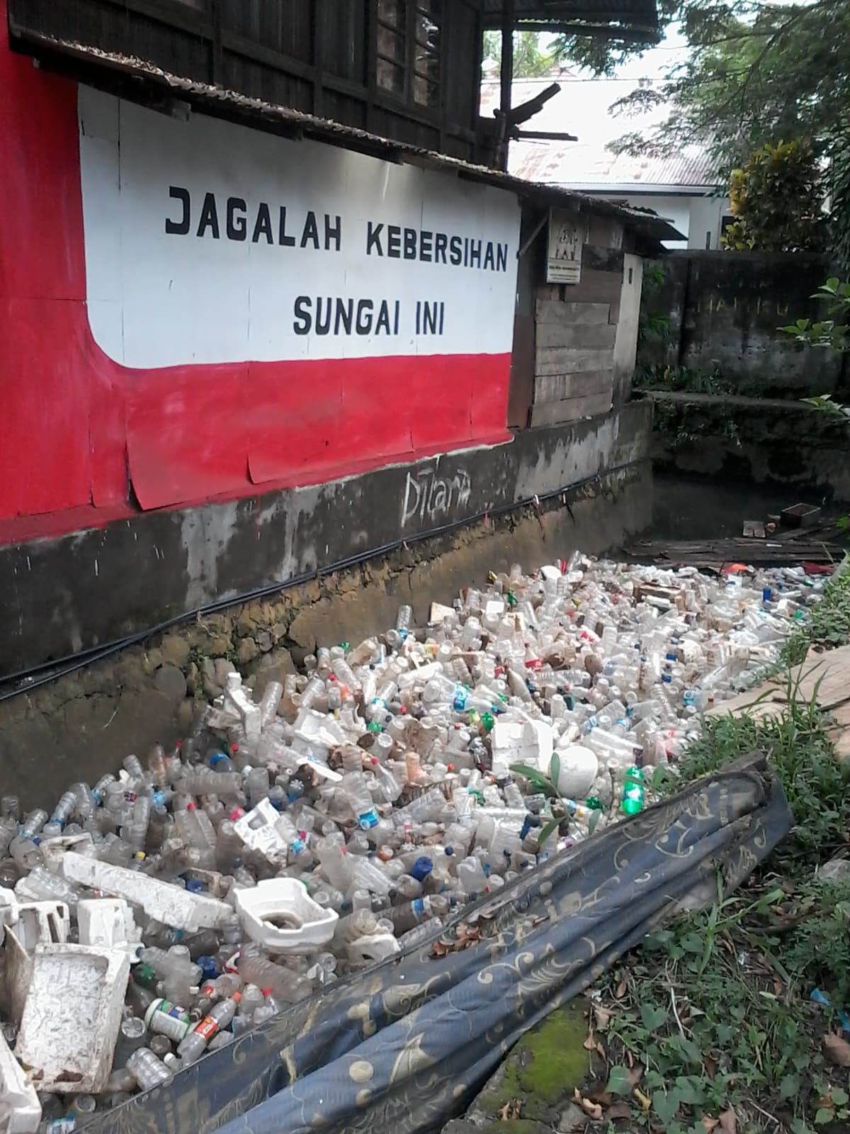 Sampah di anak sungai Manado