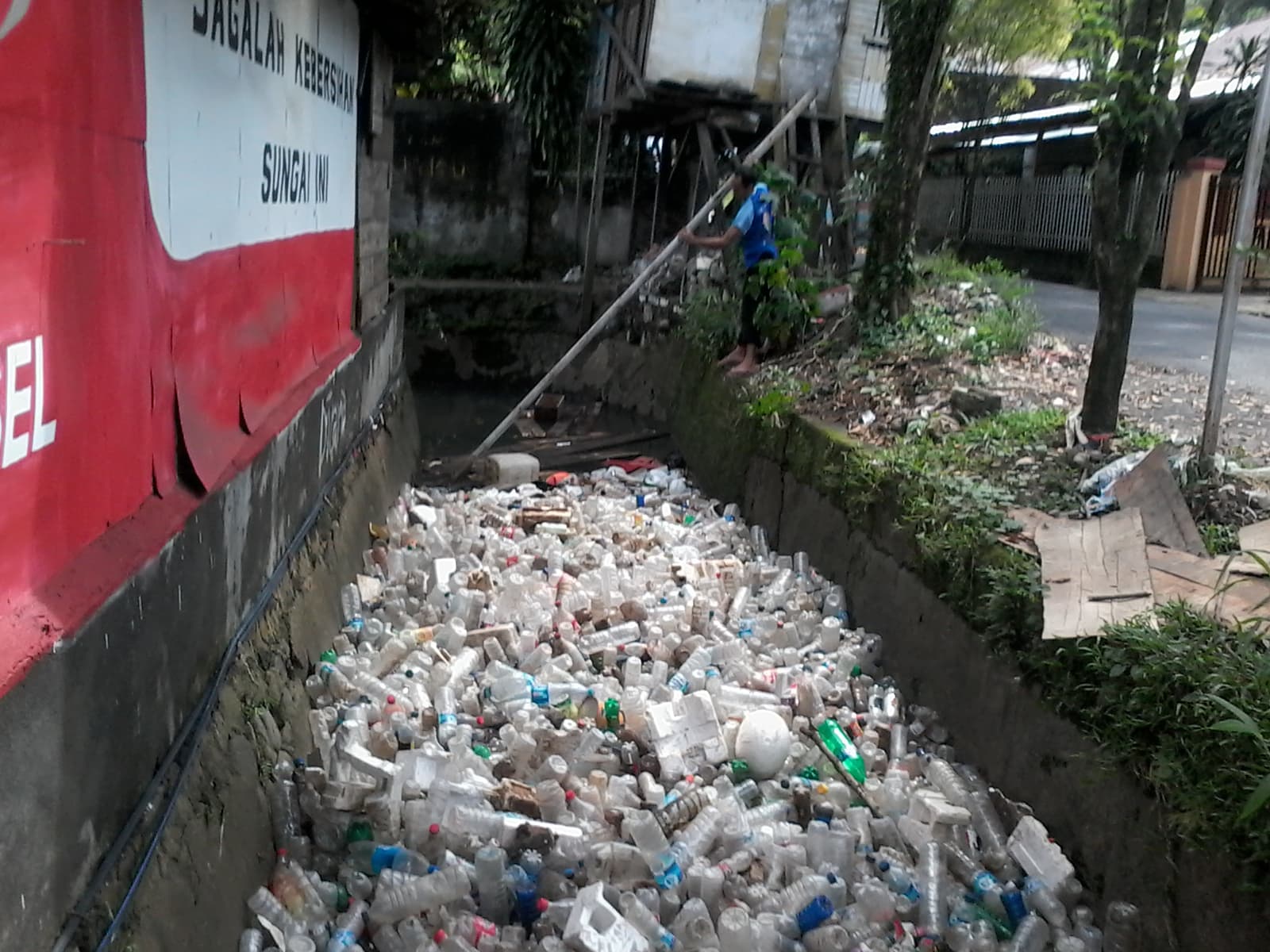 Sampah di anak sungai Manado