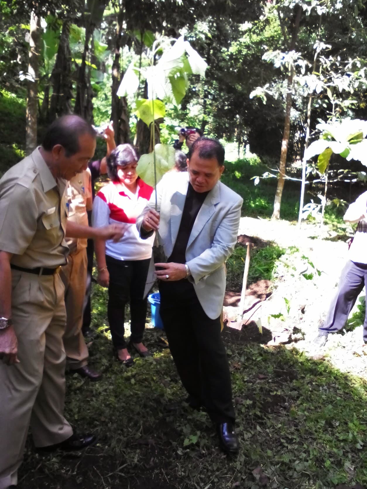 Tanam pohon di Hutan Kenangan