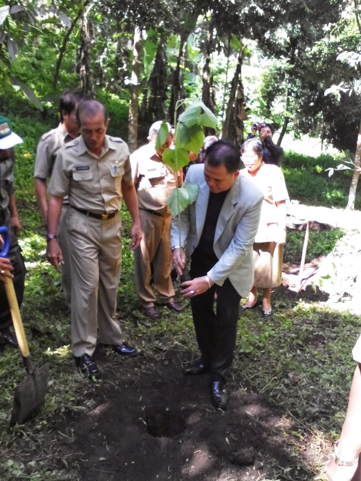 Tanam pohon di Hutan Kenangan program Klabat Lestari