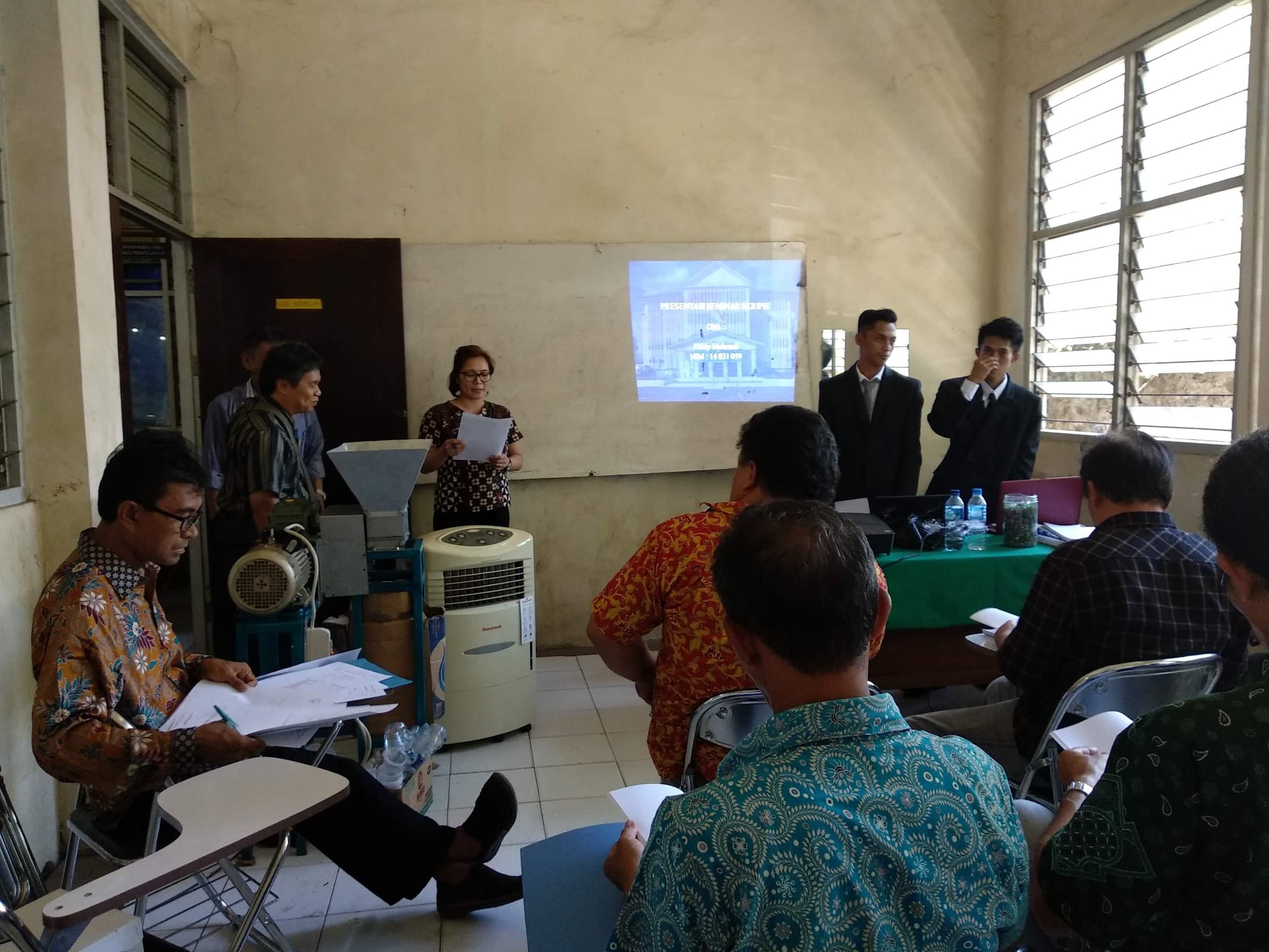 Tinjau tugas akhir mesin cacah Politeknik