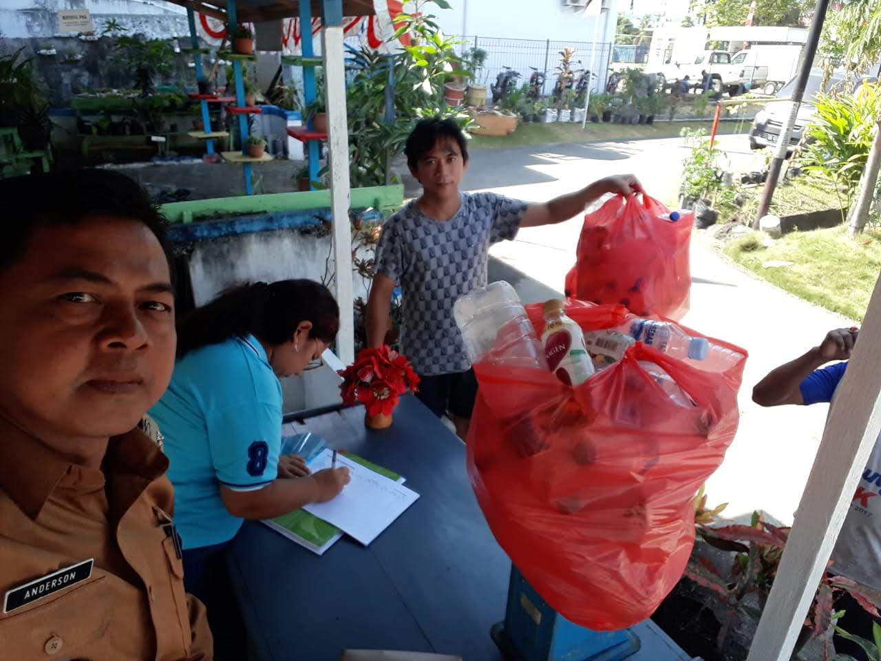Penimbangan bank sampah Adipura Bitung