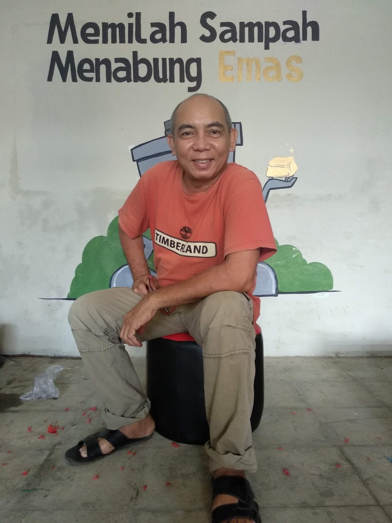 Ketua CELS duduk di sofa ecobrick