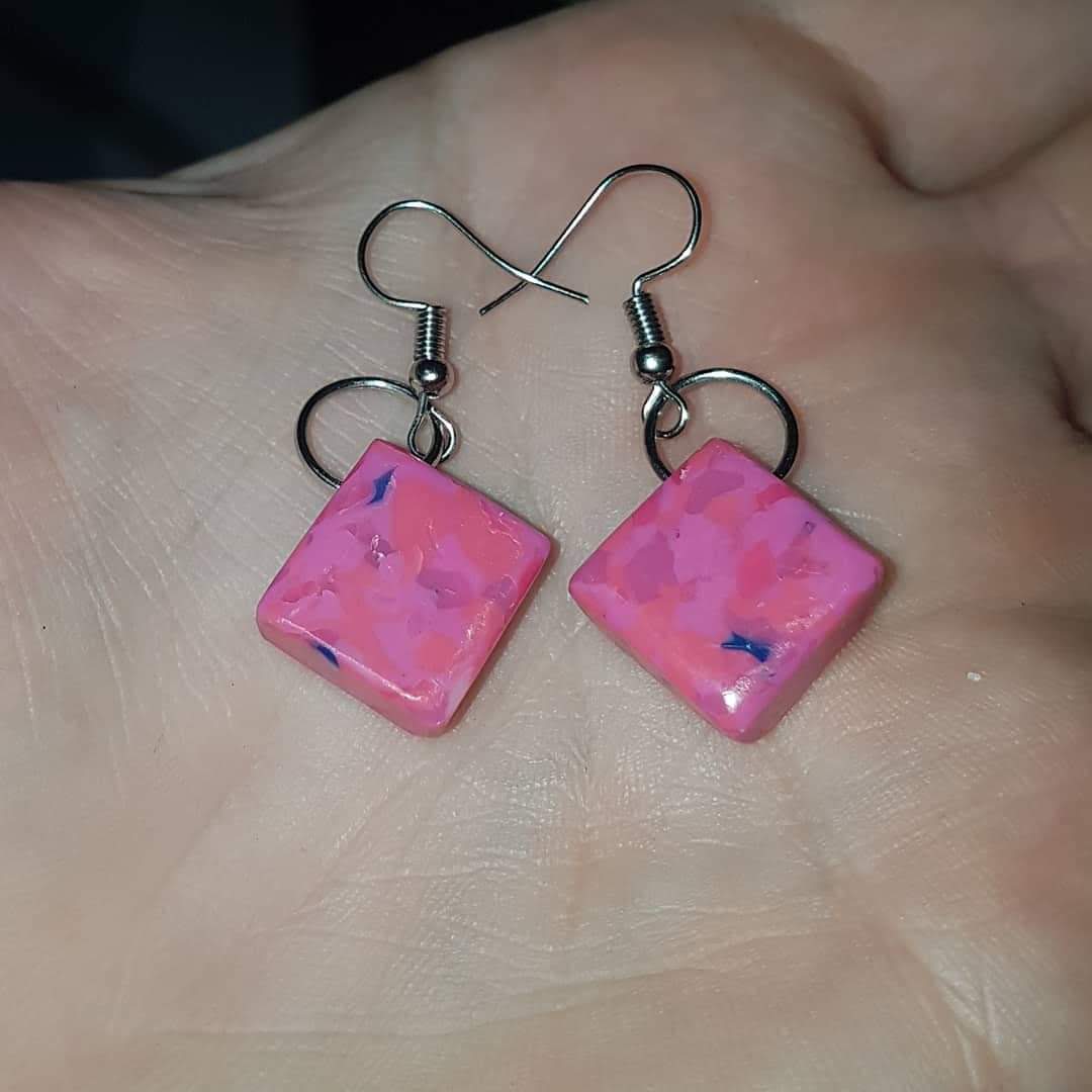 Anting-anting dari sampah plastik