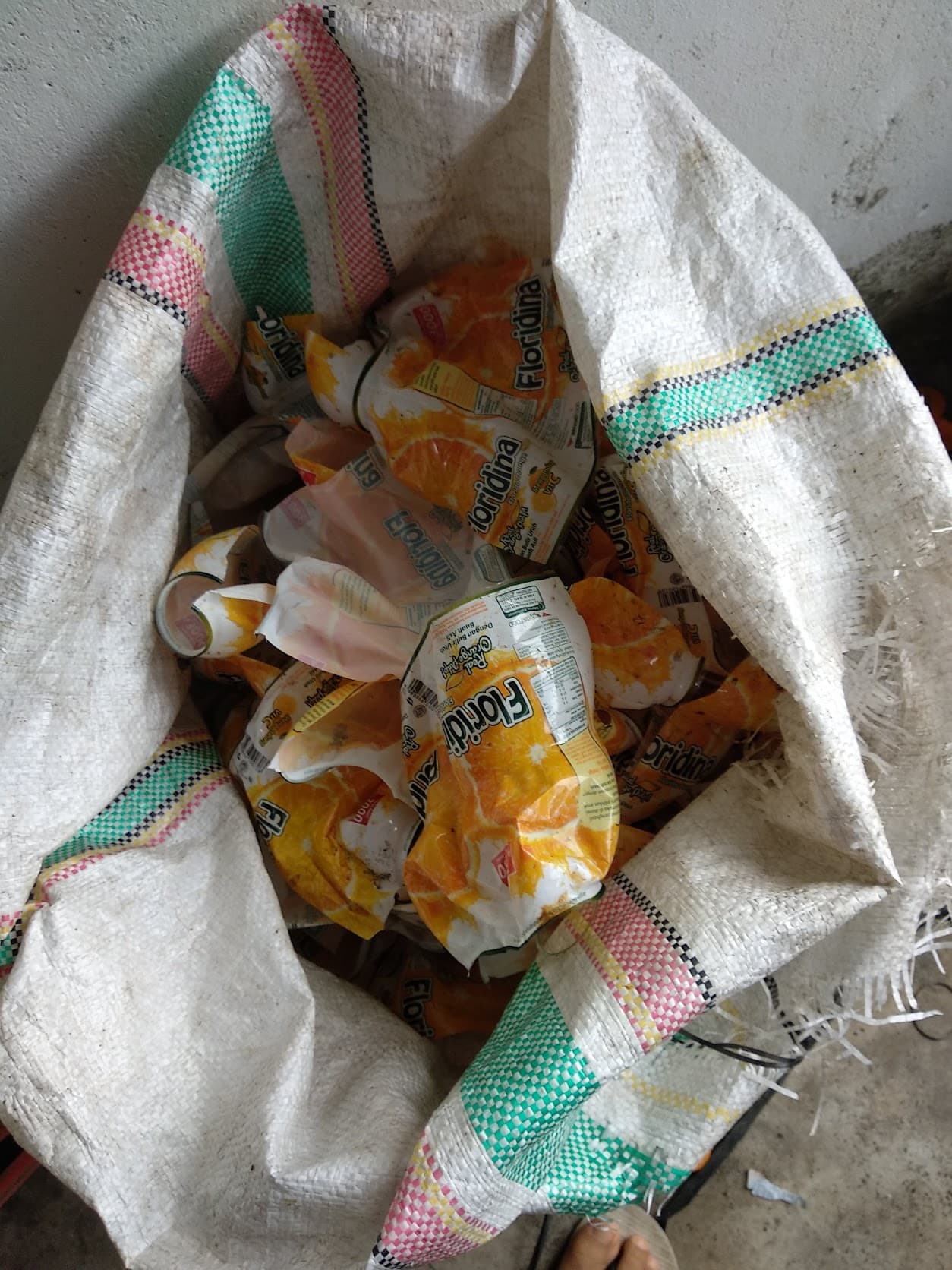 Hasil pemilahan botol plastik di bank sampah Simfoni