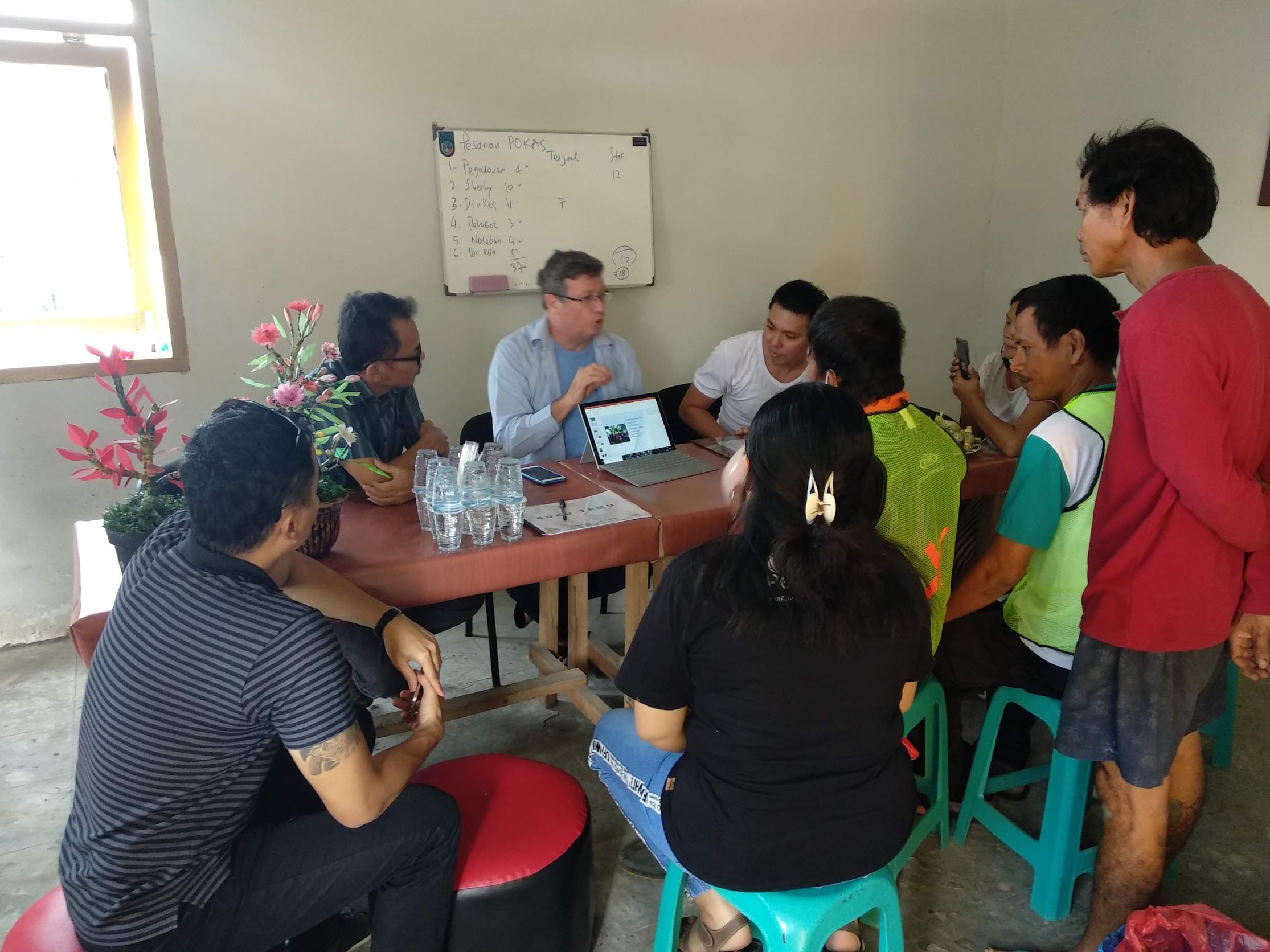 Kunjungan Prof Noel Scott ke bank sampah Simfoni