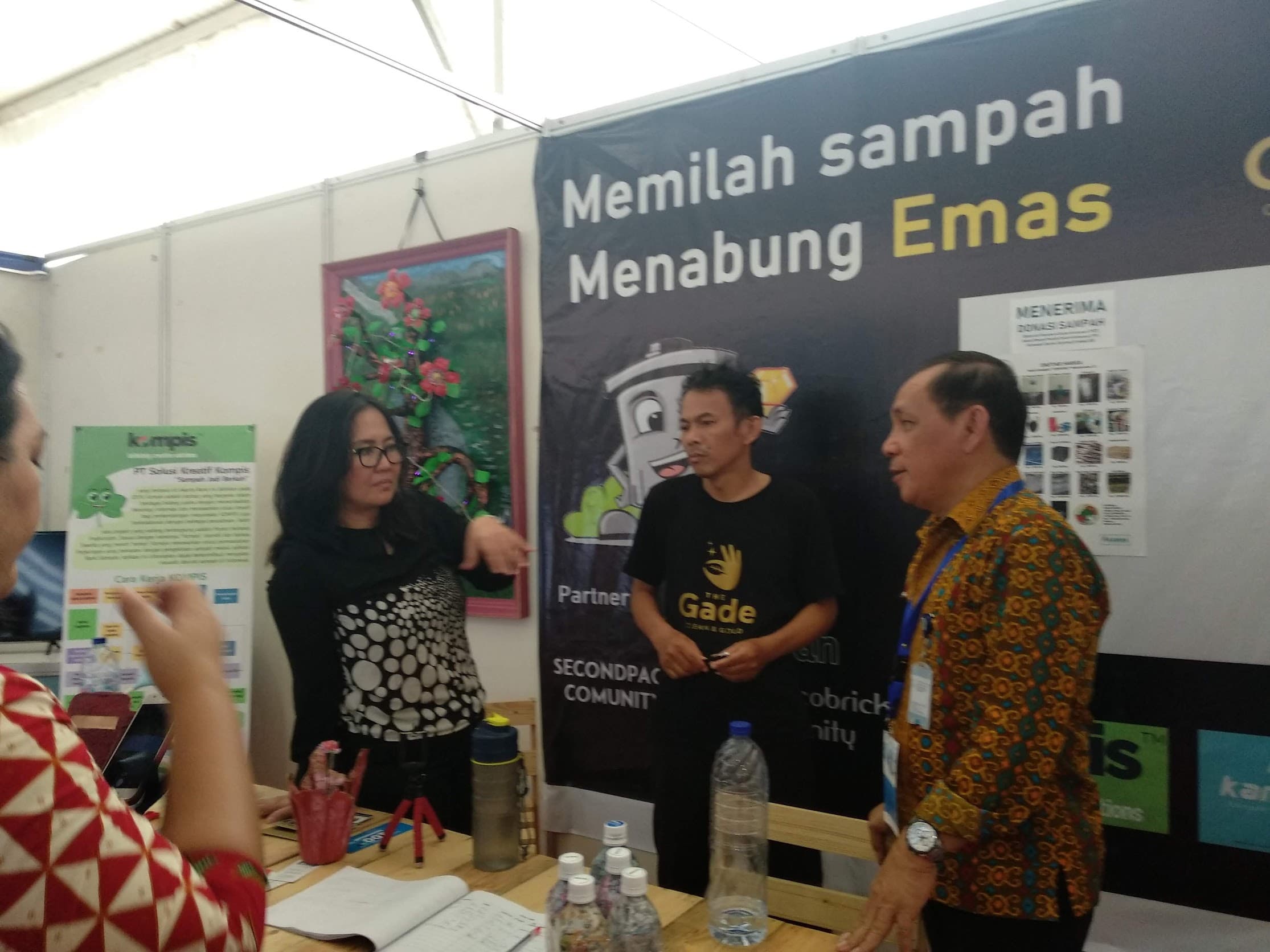 Kunjungan DLH ke stand bank sampah di AIS