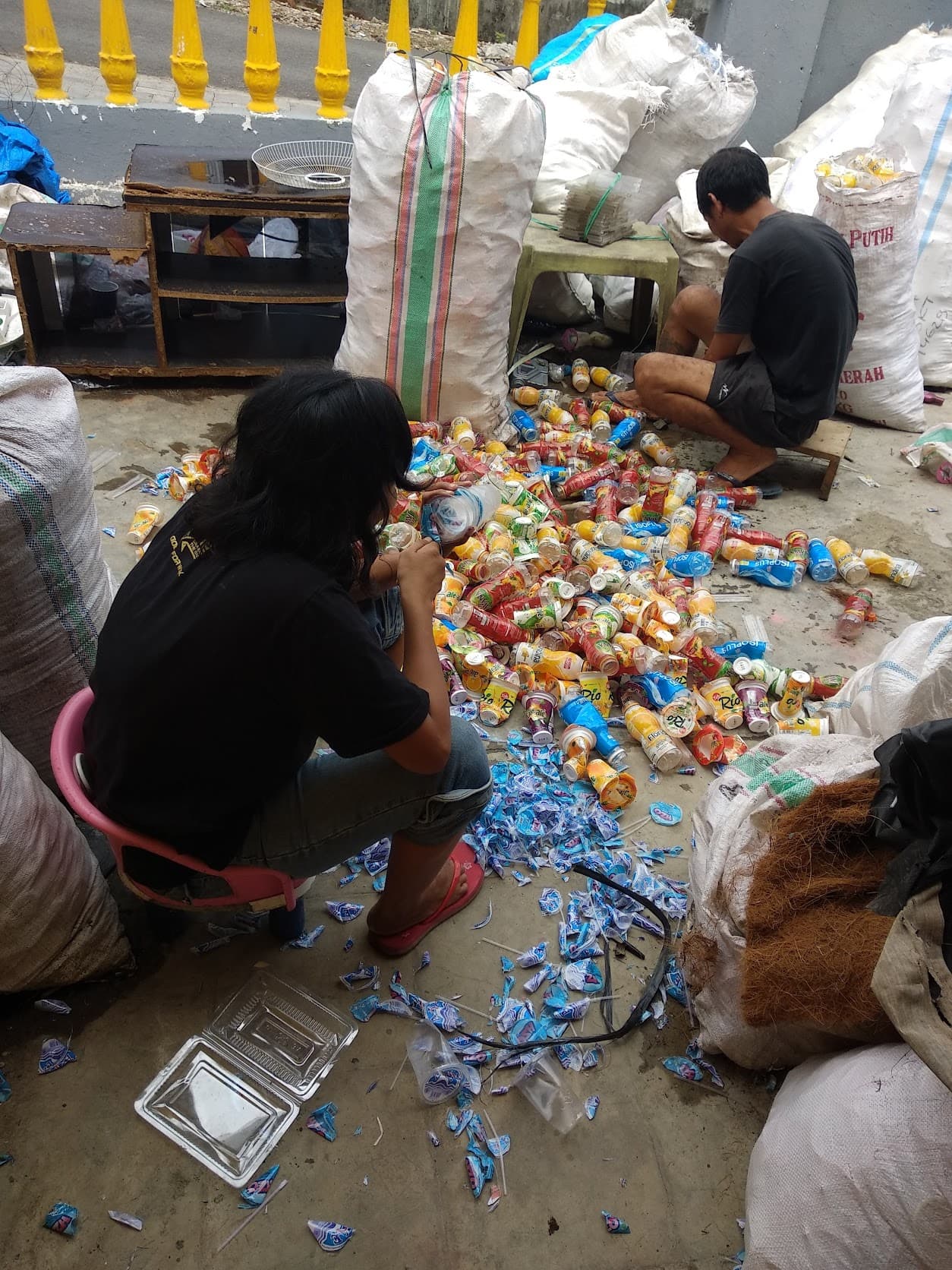 Pemilahan botol plastik