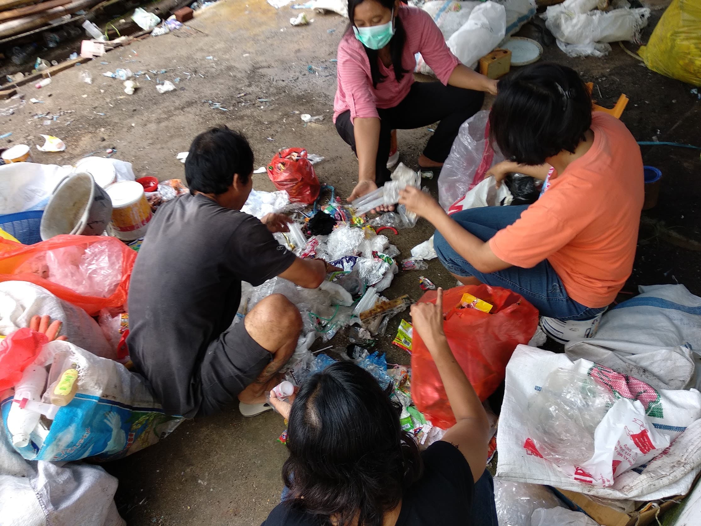 Tim pemilah sampah
