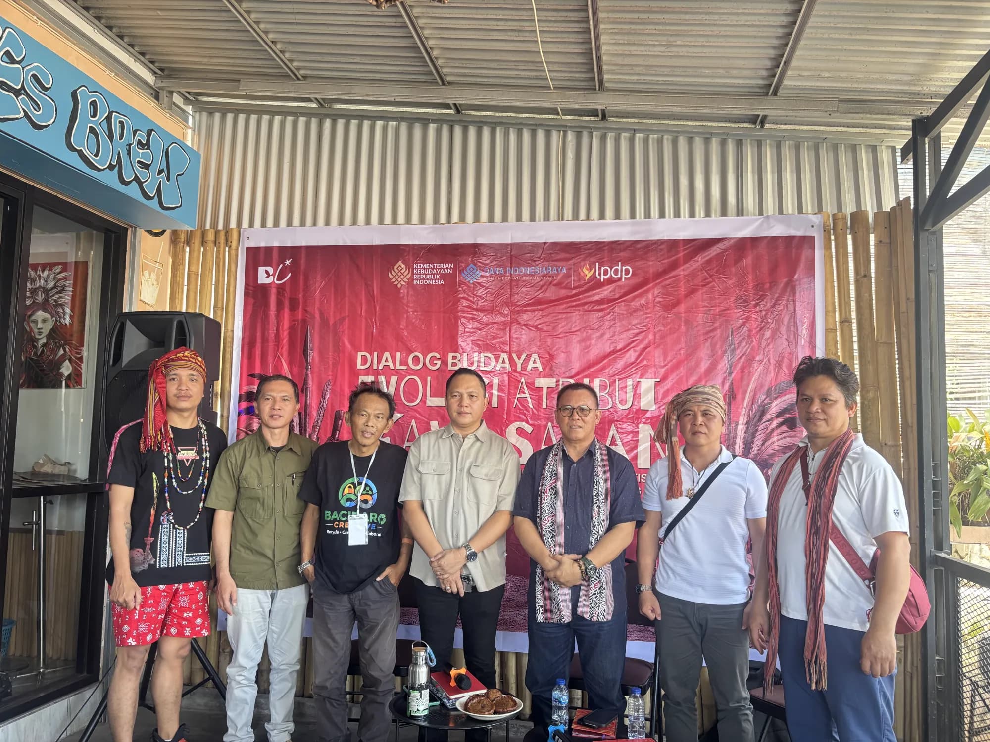 Foto bersama dengan narasumber