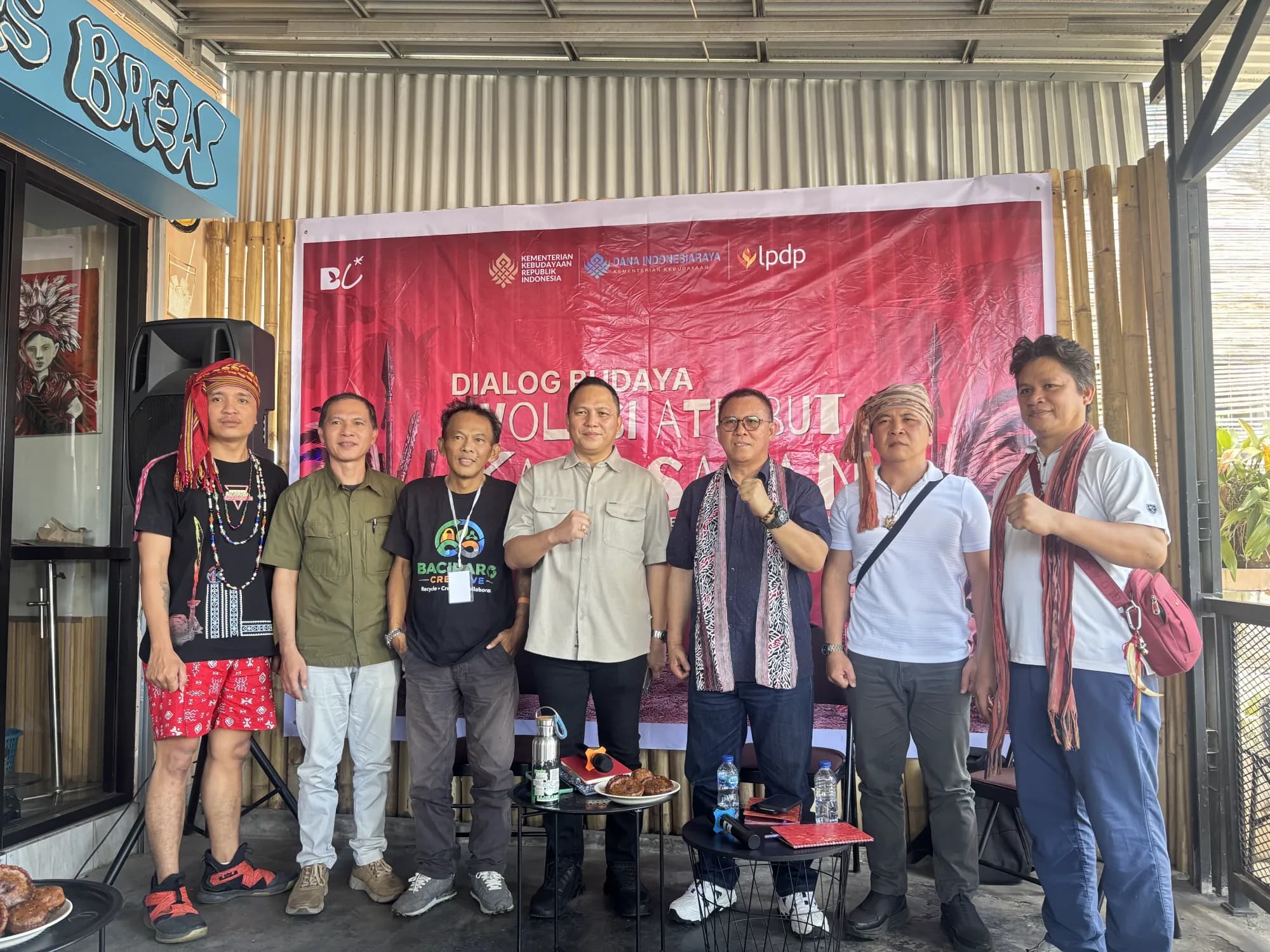 Foto bersama dengan narasumber