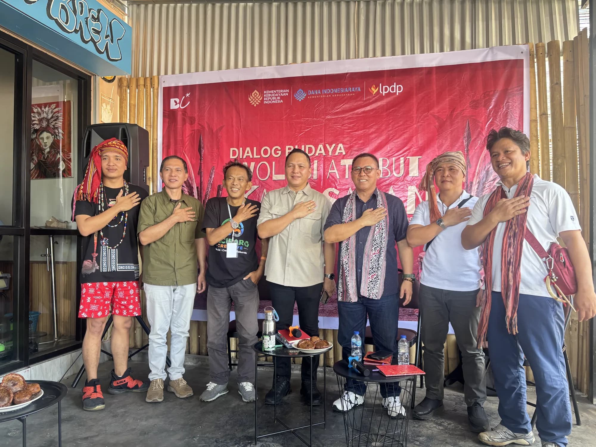 Foto bersama dengan narasumber