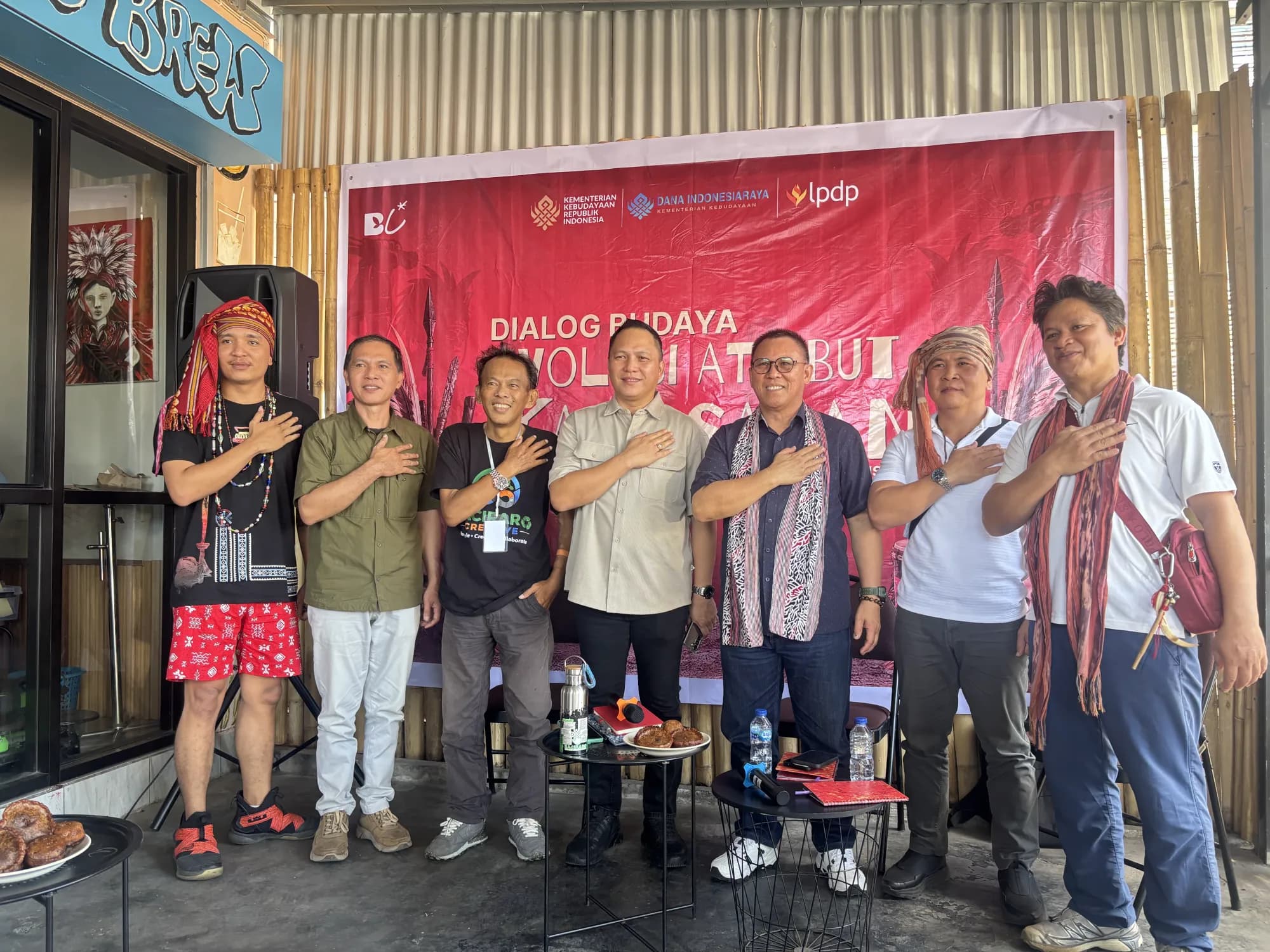 Foto bersama dengan narasumber