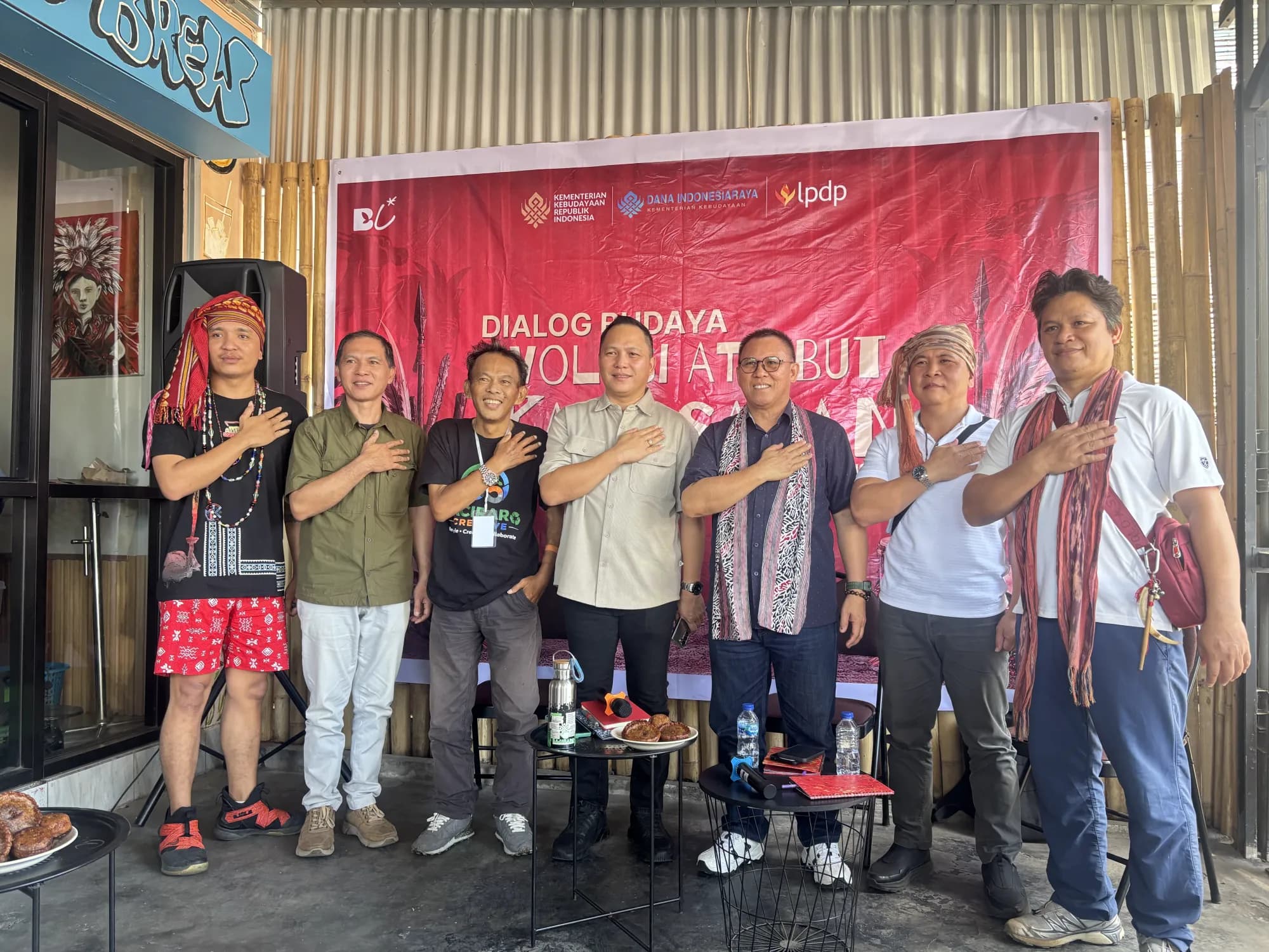 Foto bersama dengan narasumber
