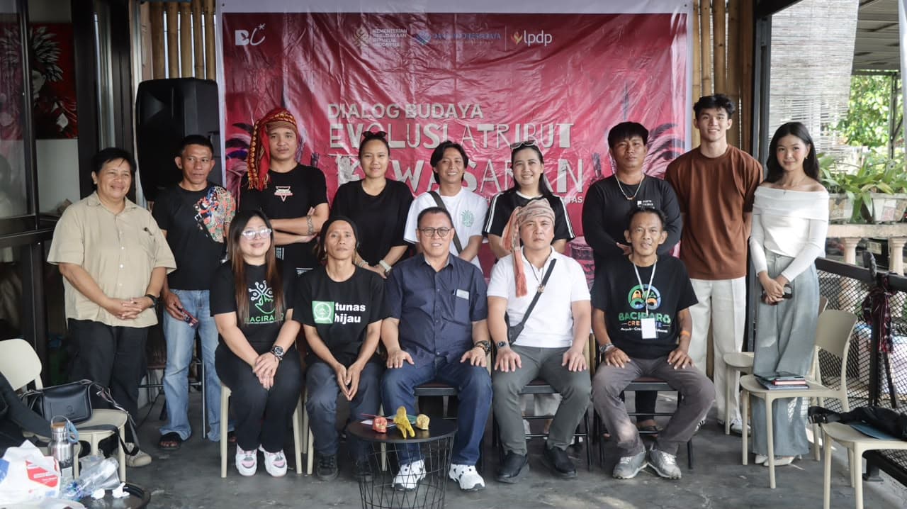 Foto bersama narasumber dan tamu undangan