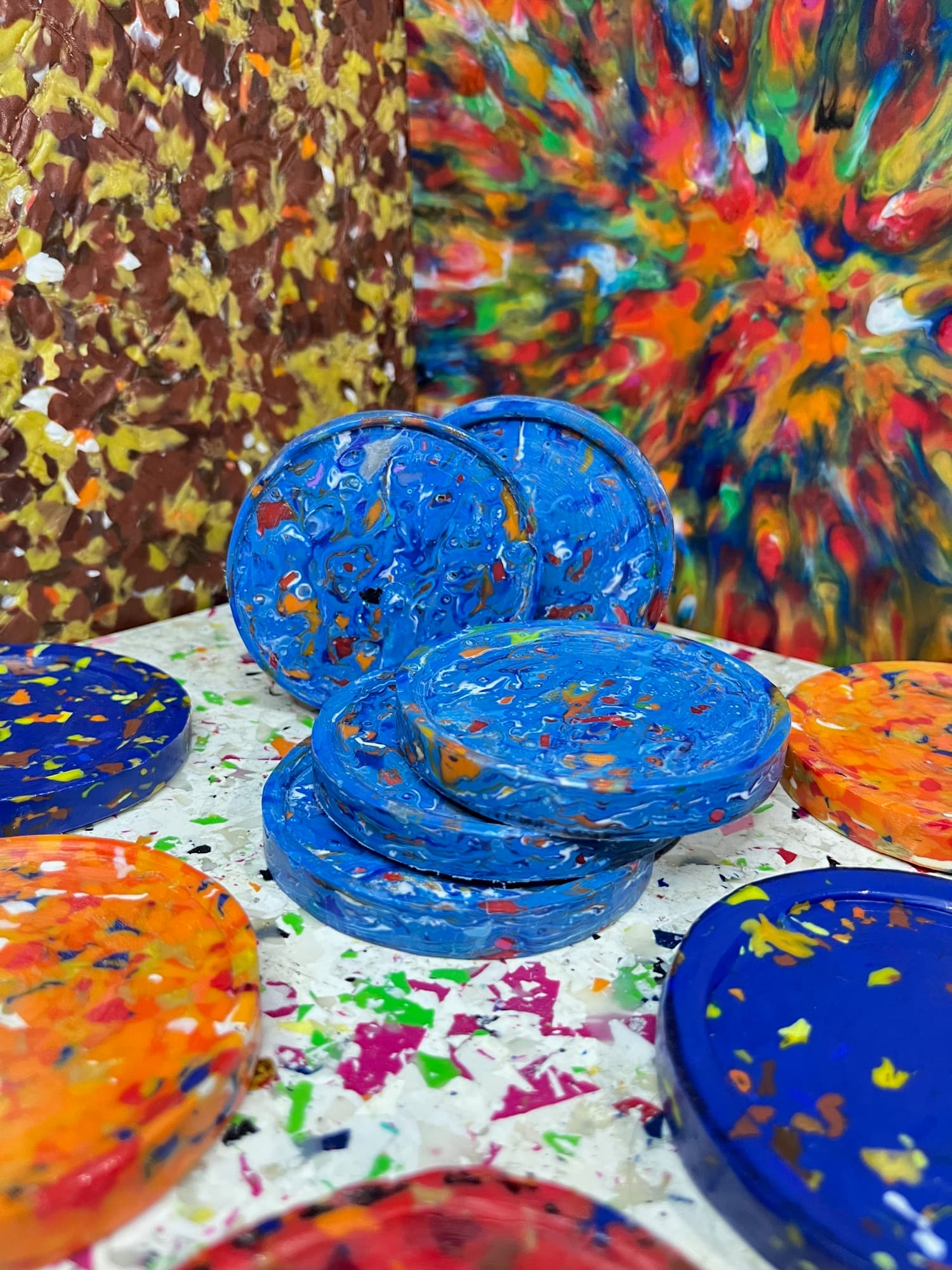 Stack coaster biru memperlihatkan ketebalan material