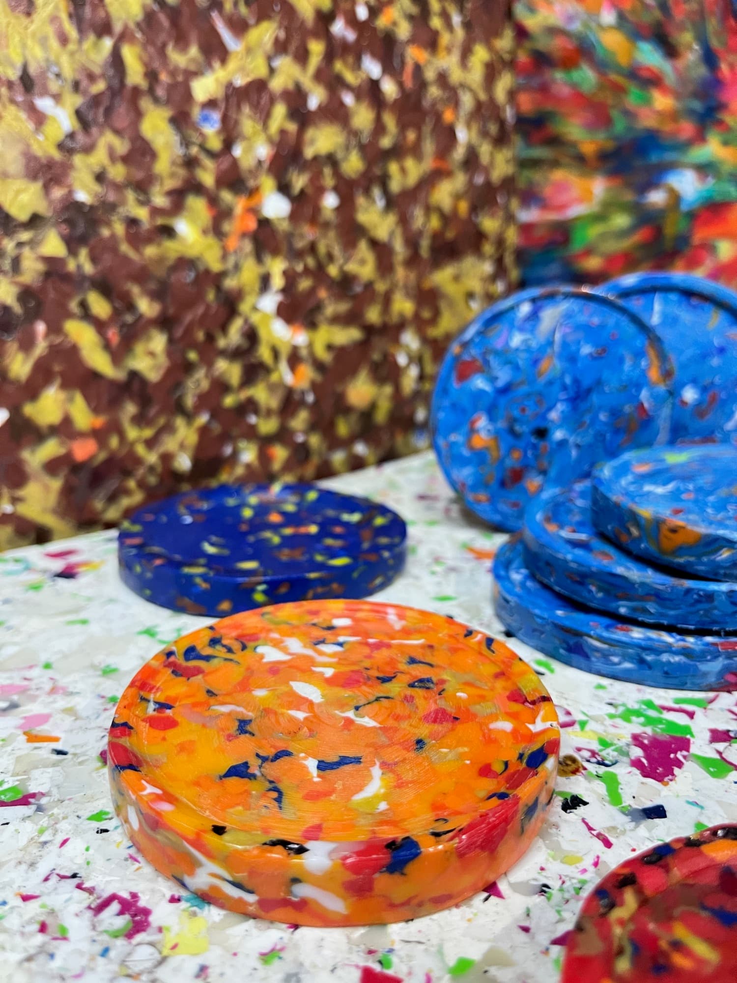 Coaster oranye memperlihatkan variasi warna material