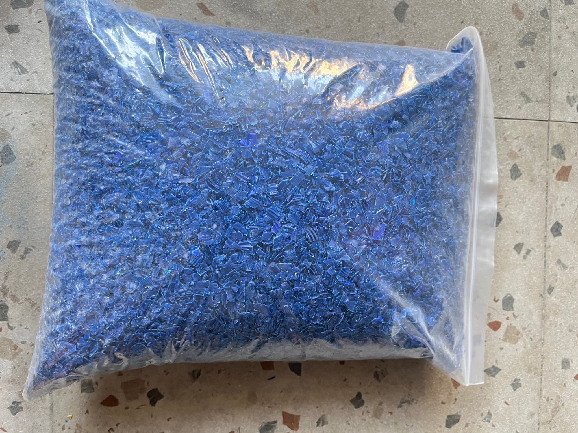 Detail serpihan plastik biru tua