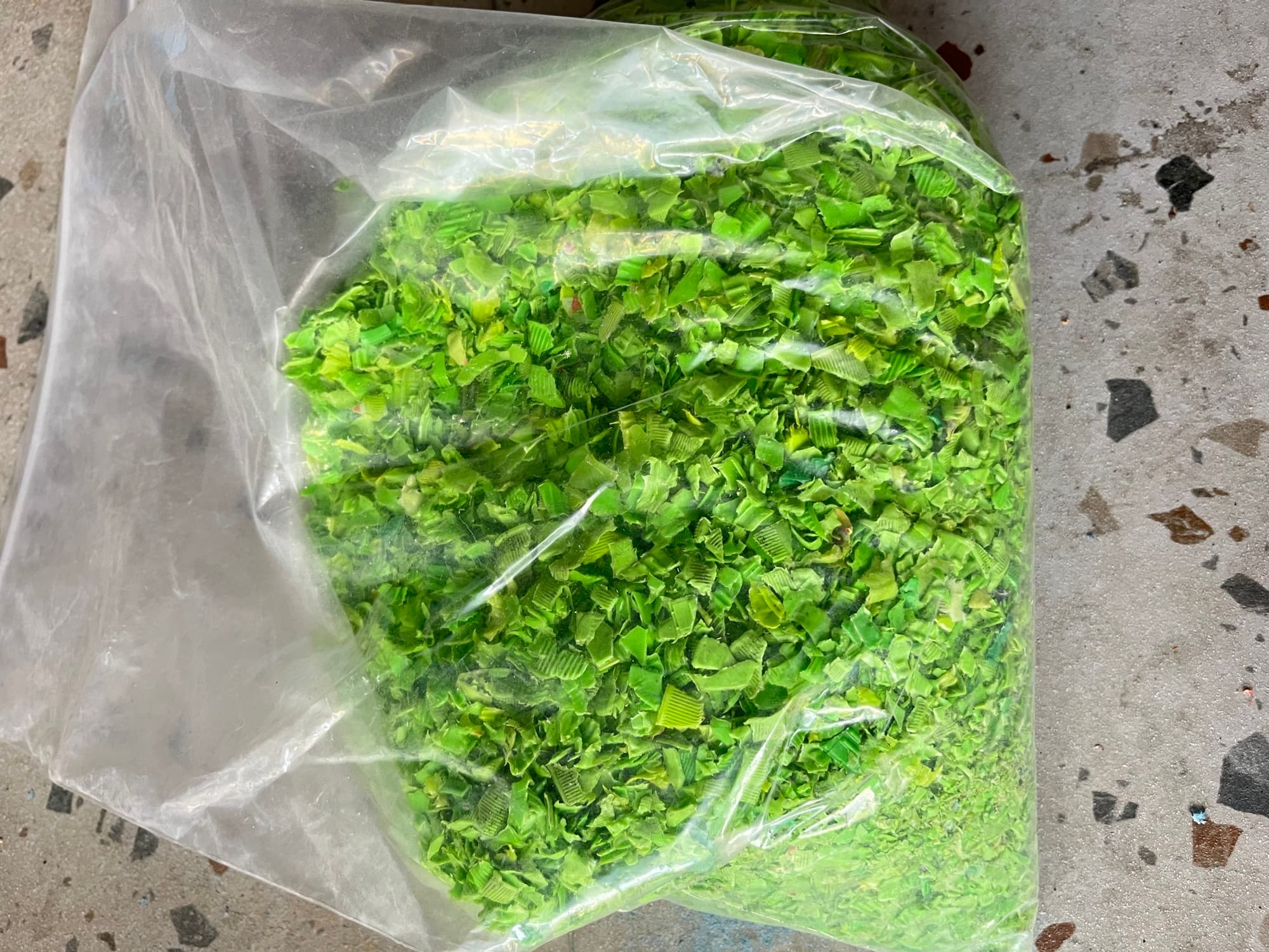Serpihan plastik daur ulang warna hijau