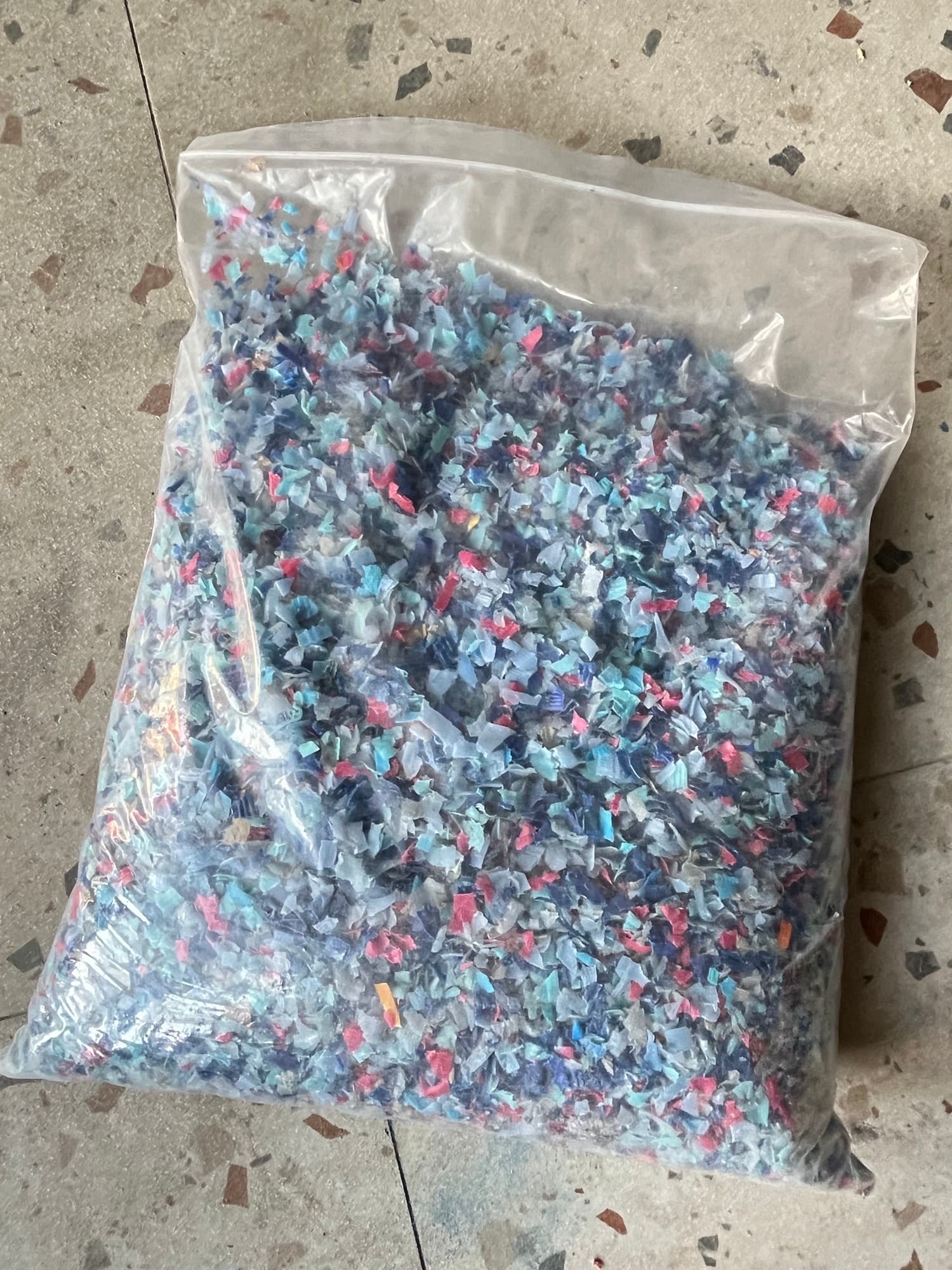 Serpihan plastik daur ulang campuran warna