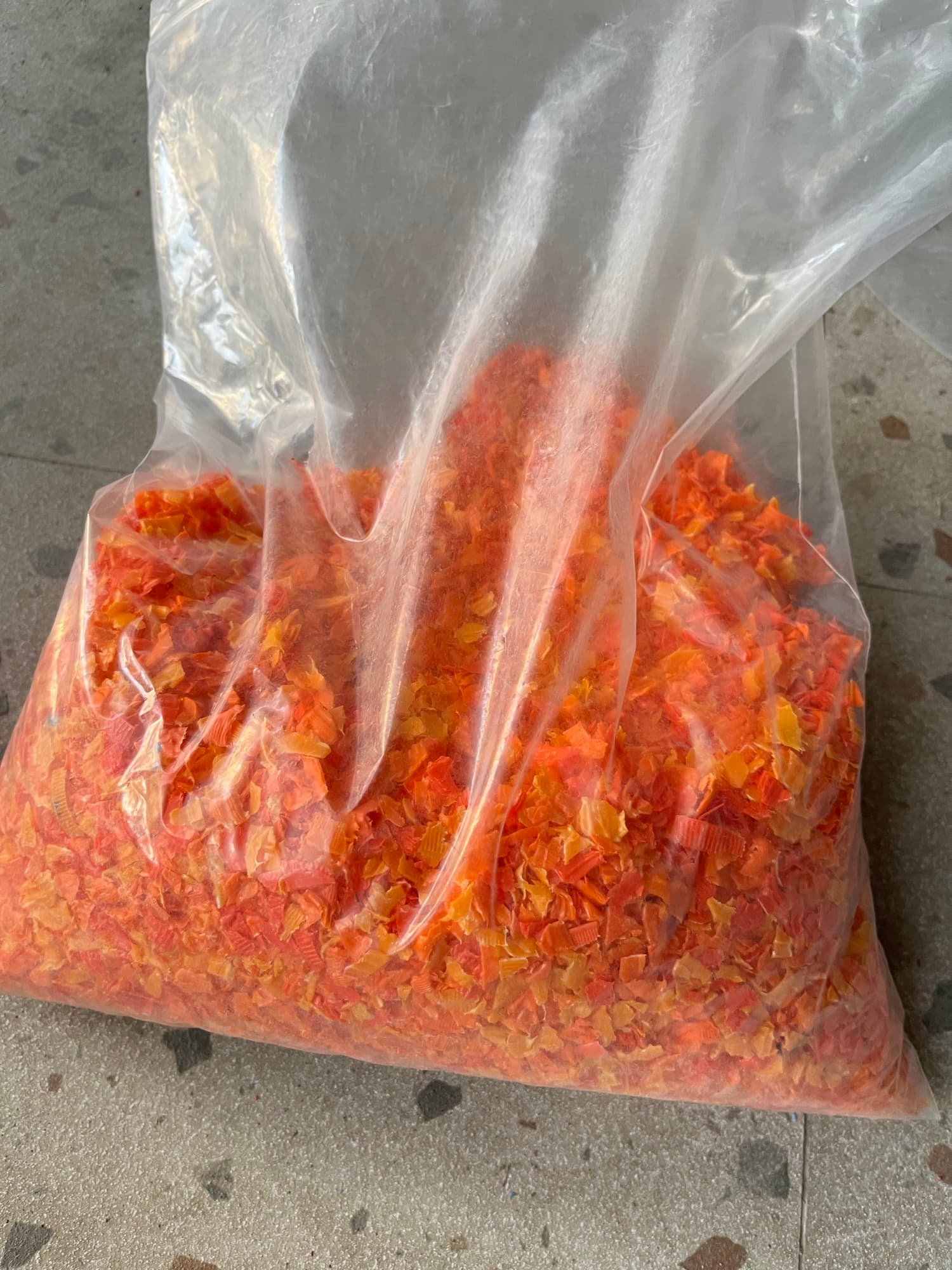 Serpihan plastik daur ulang warna oranye