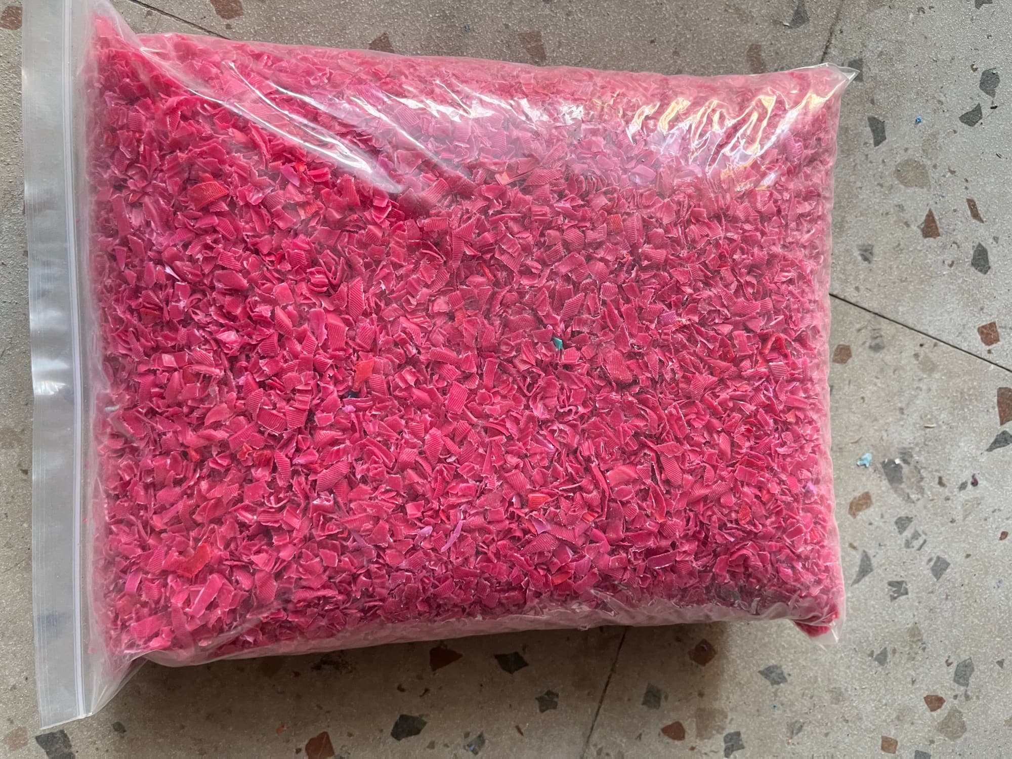 Serpihan plastik daur ulang warna pink