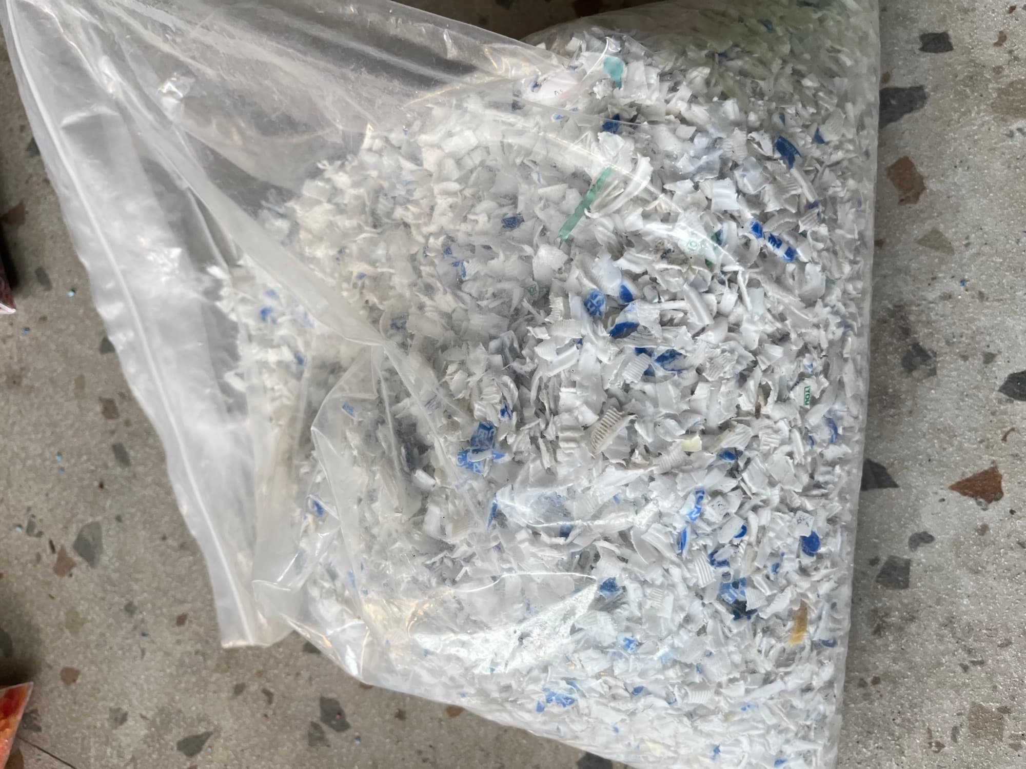 Detail serpihan plastik putih