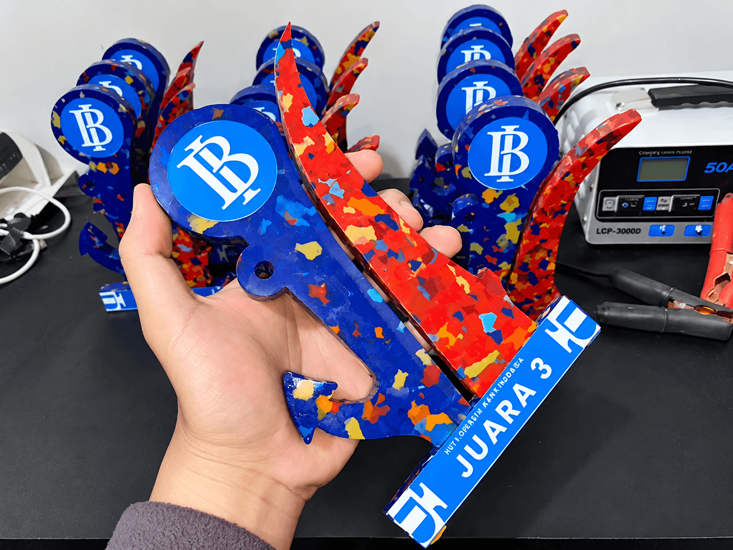Piala Aer Tembaga dari material plastik daur ulang dipegang oleh tangan