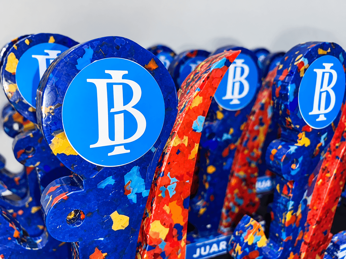 Close-up emblem Bank Indonesia pada piala daur ulang