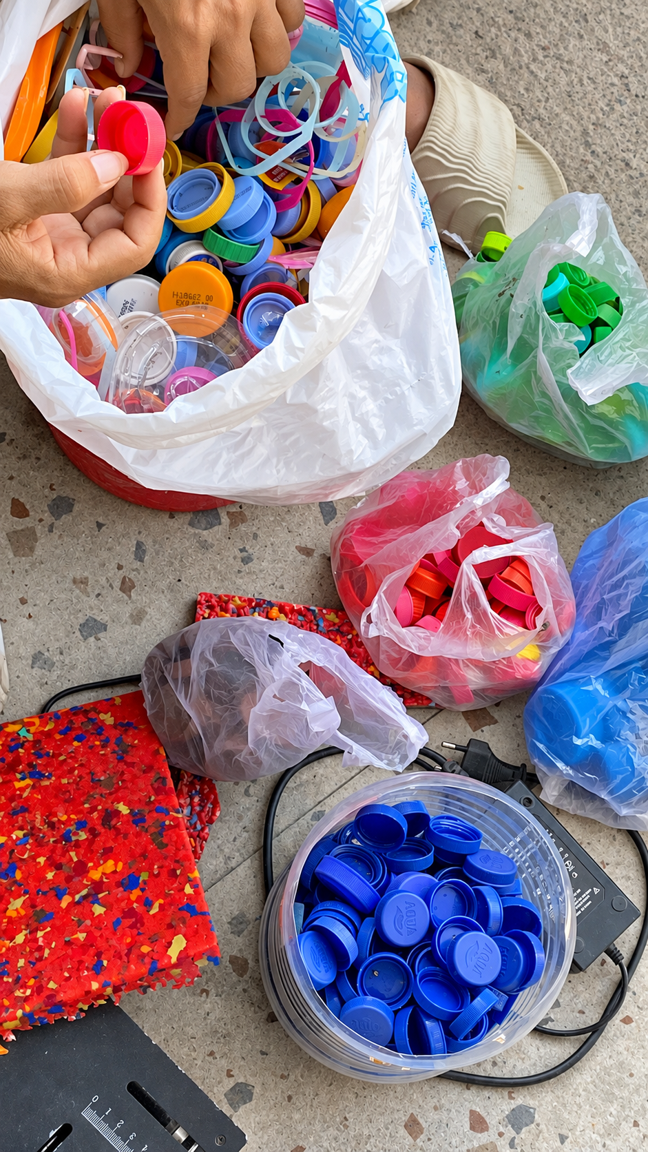 Tutup botol plastik bekas sebagai bahan awal pembuatan piala