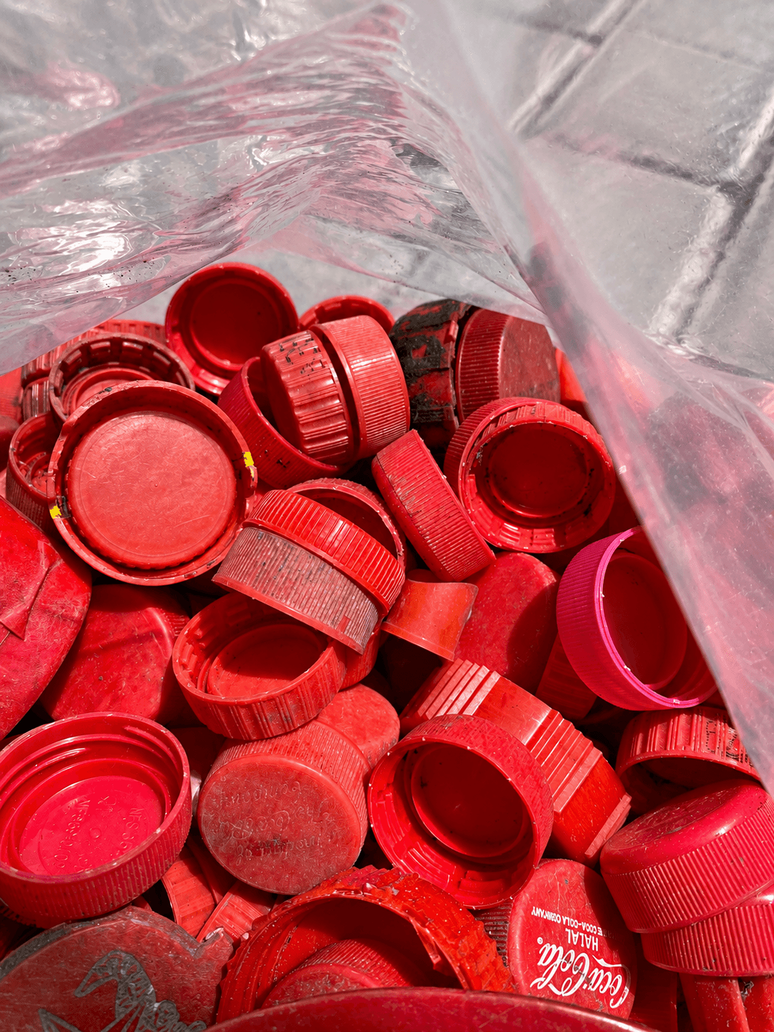 Tutup botol plastik merah setelah dipilah