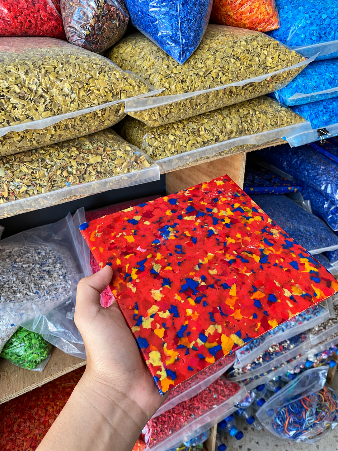 Lembaran material padat dari hasil daur ulang plastik
