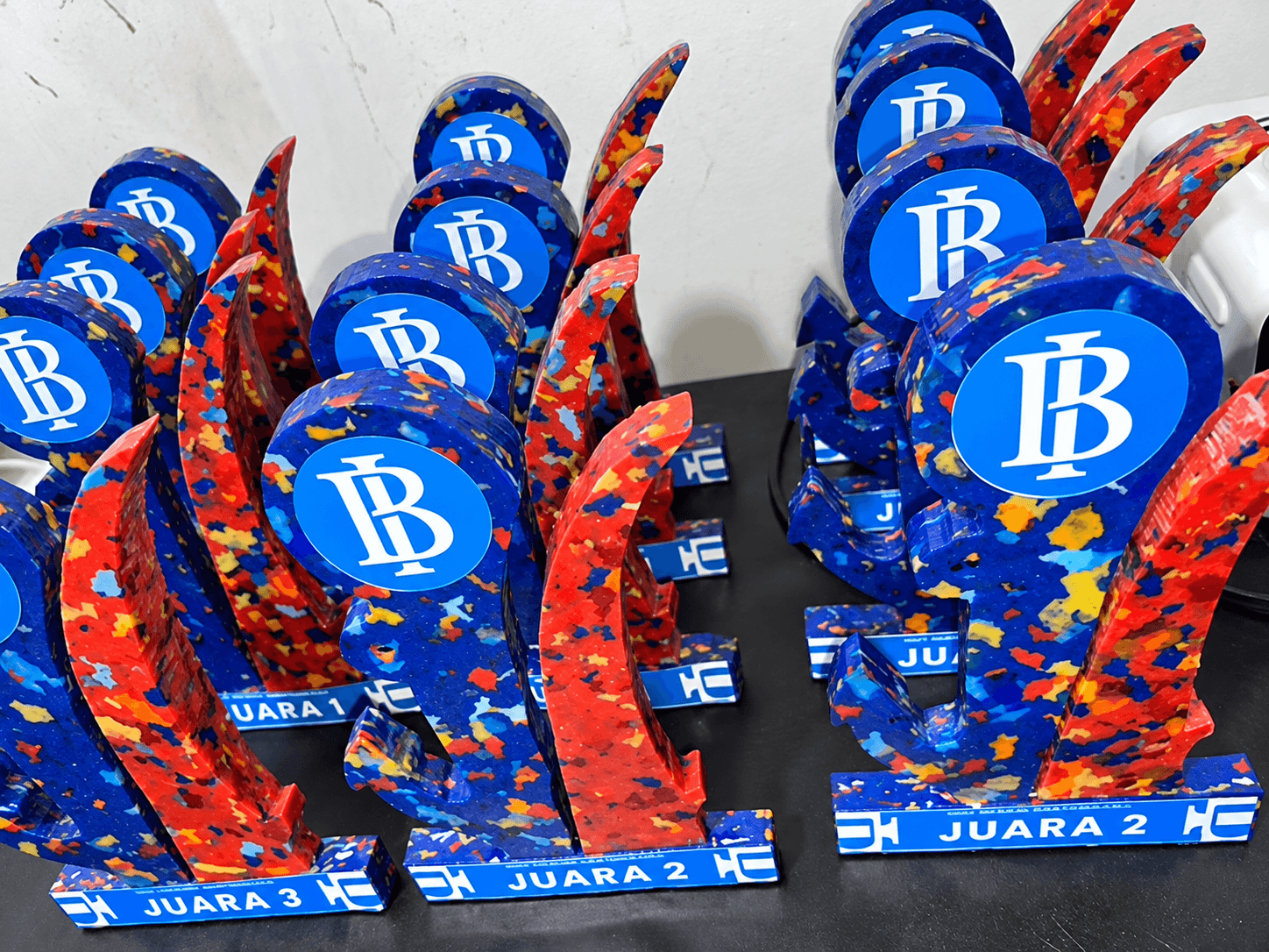 Tiga piala final dari material plastik daur ulang untuk Bank Indonesia